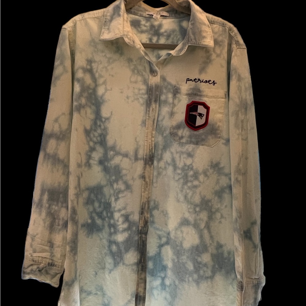 Men’s NE Patriots Button Down Shirt- Size M